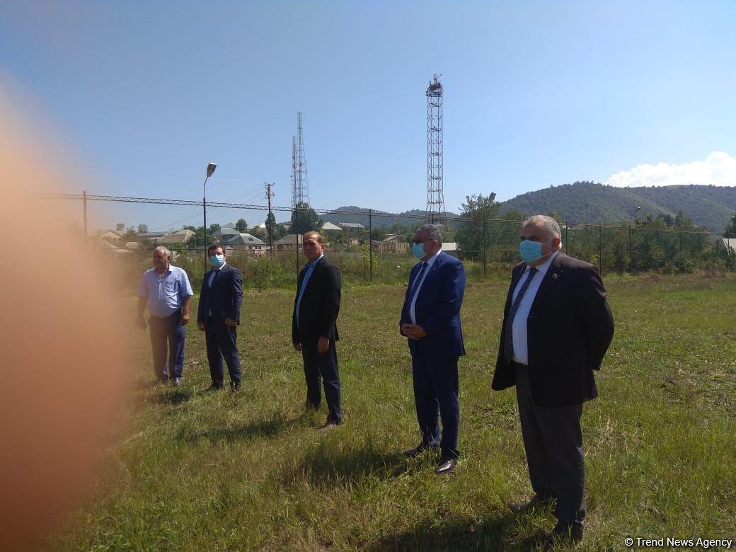 В Гедабеке и Товузе школьникам раздали футбольные формы и мячи