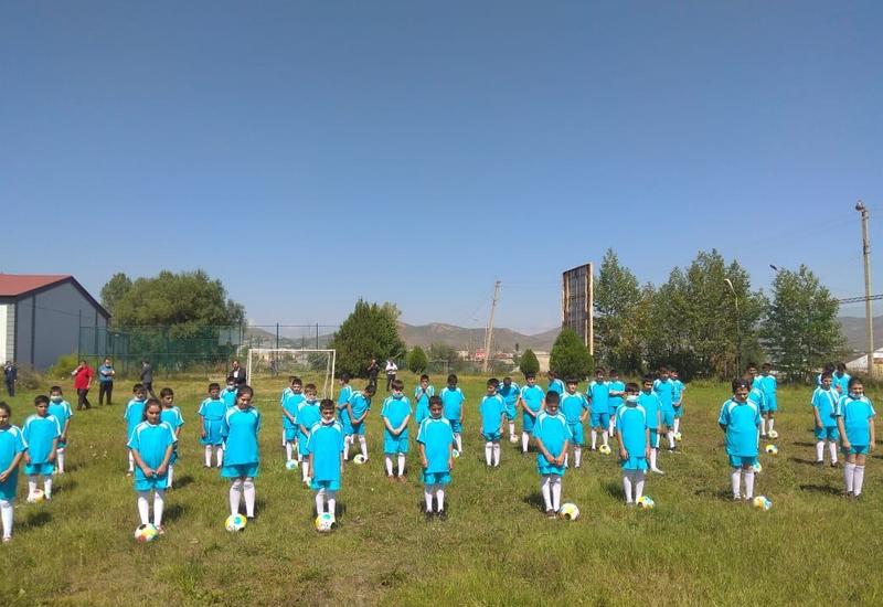 В Гедабеке и Товузе школьникам раздали футбольные формы и мячи