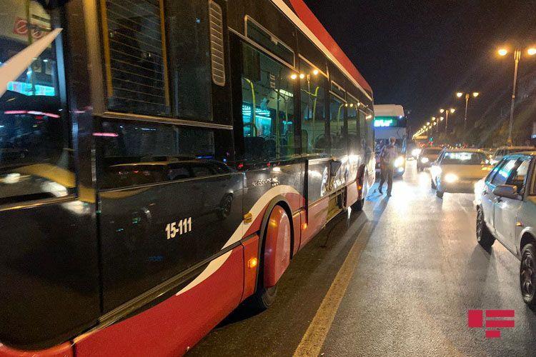 В Баку автобус попал в ДТП