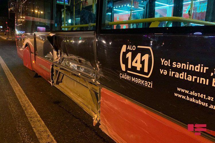 В Баку автобус попал в ДТП