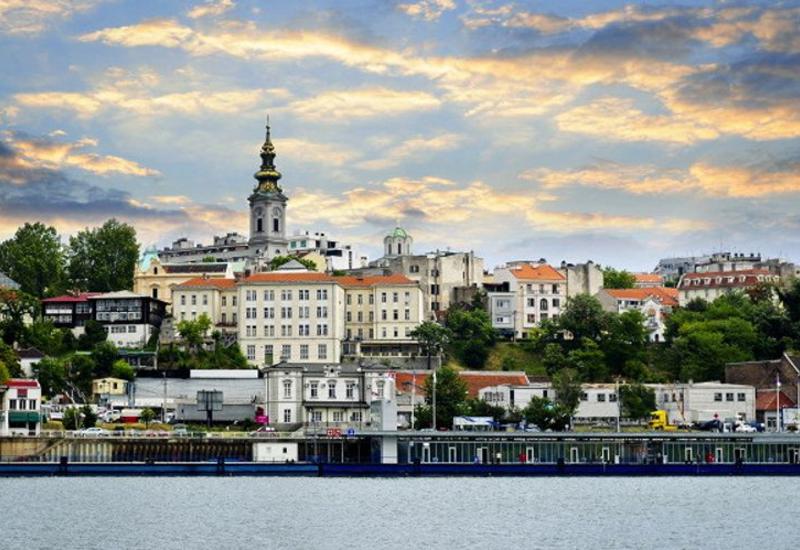 В Белграде взорвался внедорожник, два человека получили ранения