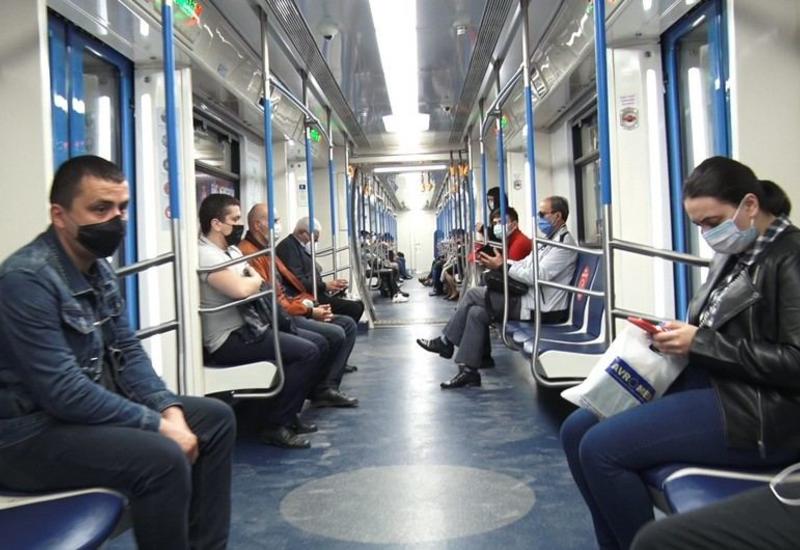 В бакинском метро строго контролируется соблюдение социальной дистанции