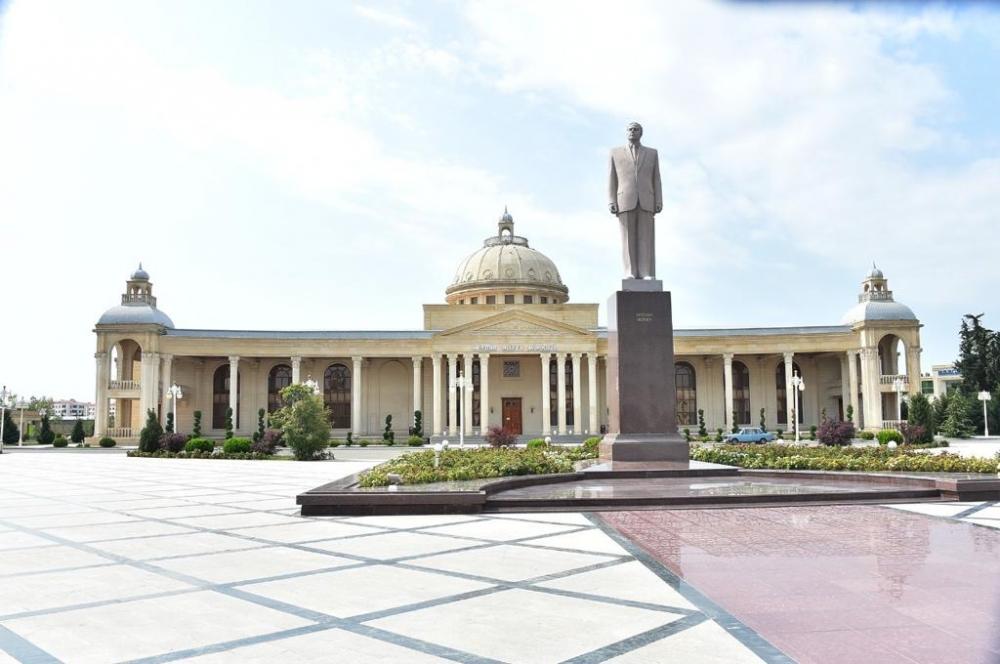 Фондом Гейдара Алиева сдаются в эксплуатацию 62 учебных заведения. В Гяндже, Самухе и Уджаре состоялось открытие построенных и реконструированных учебных заведений