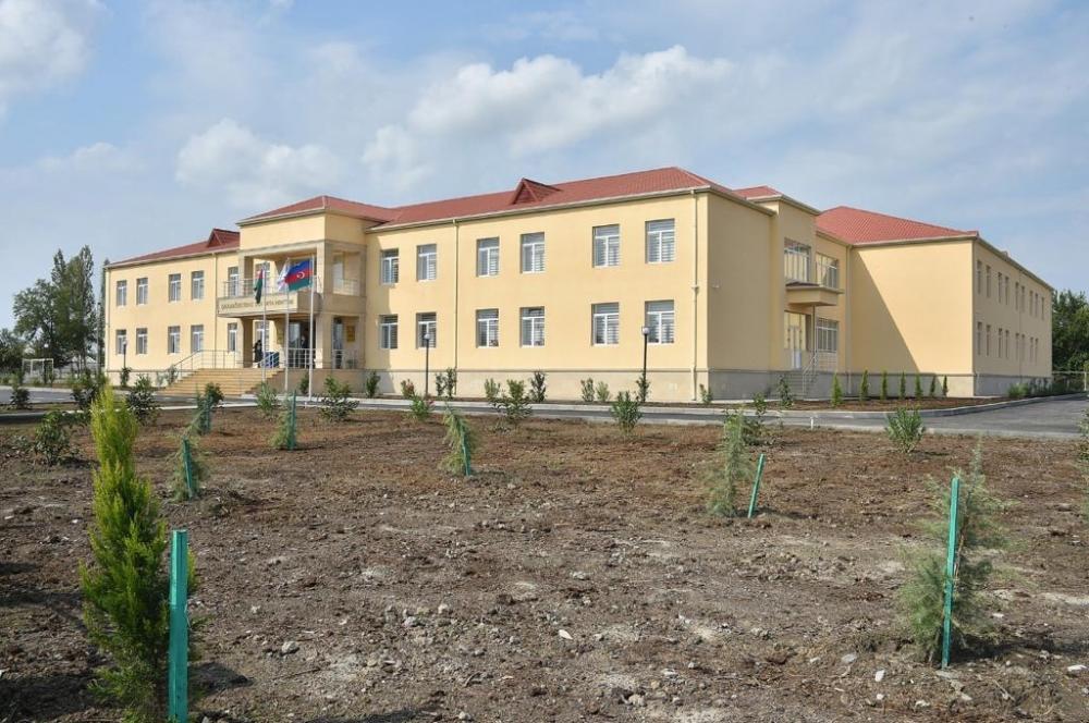 Фондом Гейдара Алиева сдаются в эксплуатацию 62 учебных заведения. В Гяндже, Самухе и Уджаре состоялось открытие построенных и реконструированных учебных заведений