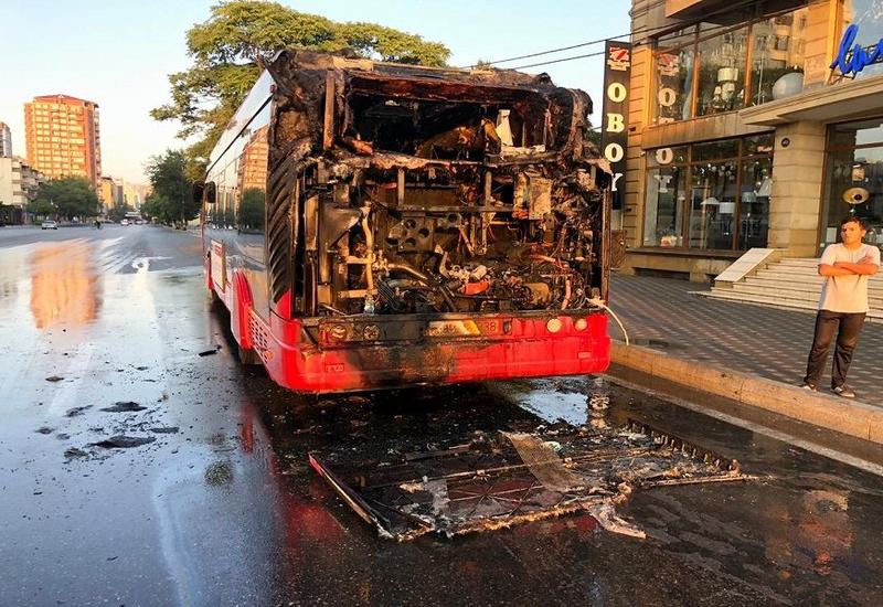 В Баку сгорел пассажирский автобус