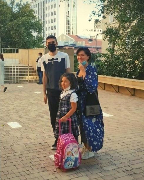 Прозвенел школьный звонок: азербайджанские звезды проводили детей в первый класс