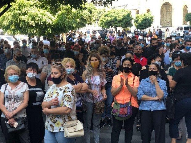 Армяне перестали есть и одеваться