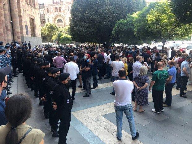 Армяне перестали есть и одеваться