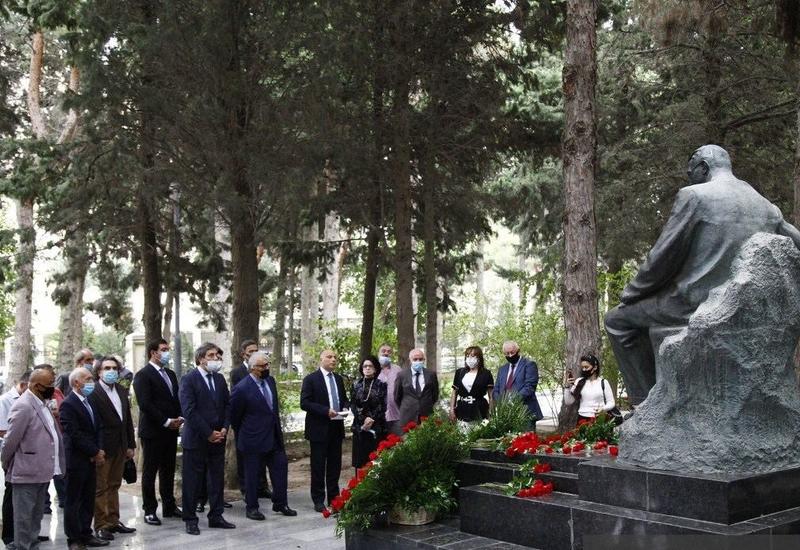 В Баку почтили память Узеира Гаджибейли и Муслима Магомаева-старшего