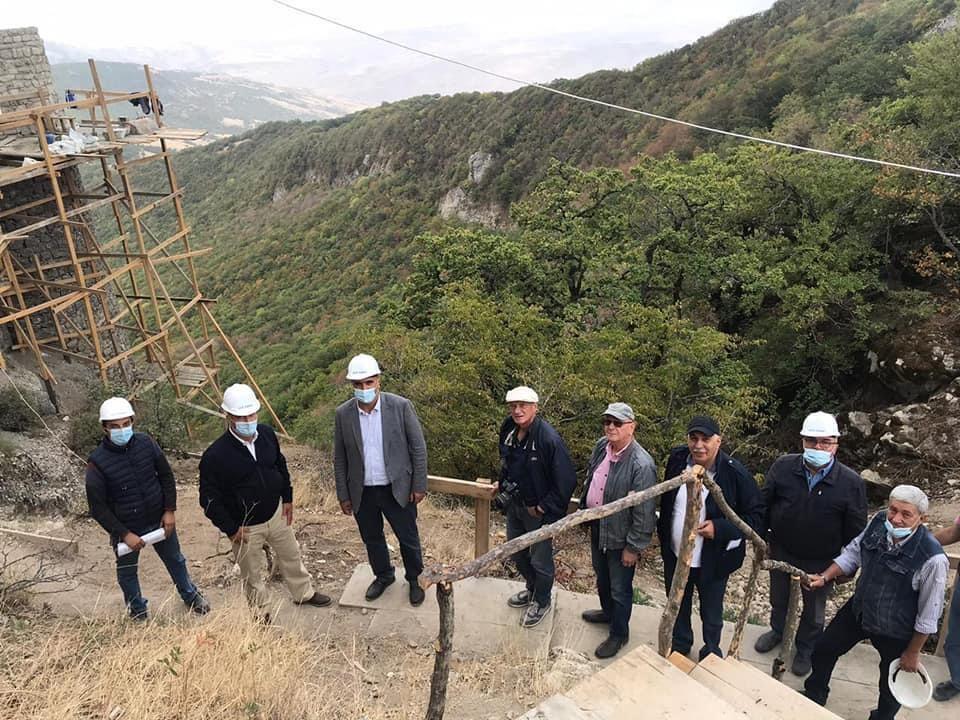 К памятнику "Чыраггала" в Шабране через лес проложена тропа для туристов