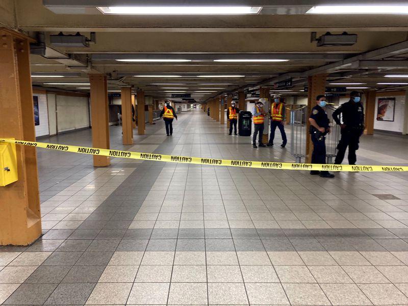В метро Нью-Йорка поезд сошел с рельсов