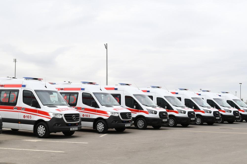 Президент Ильхам Алиев и Первая леди Мехрибан Алиева ознакомились с доставленными в Азербайджан новыми автомобилями скорой медицинской помощи