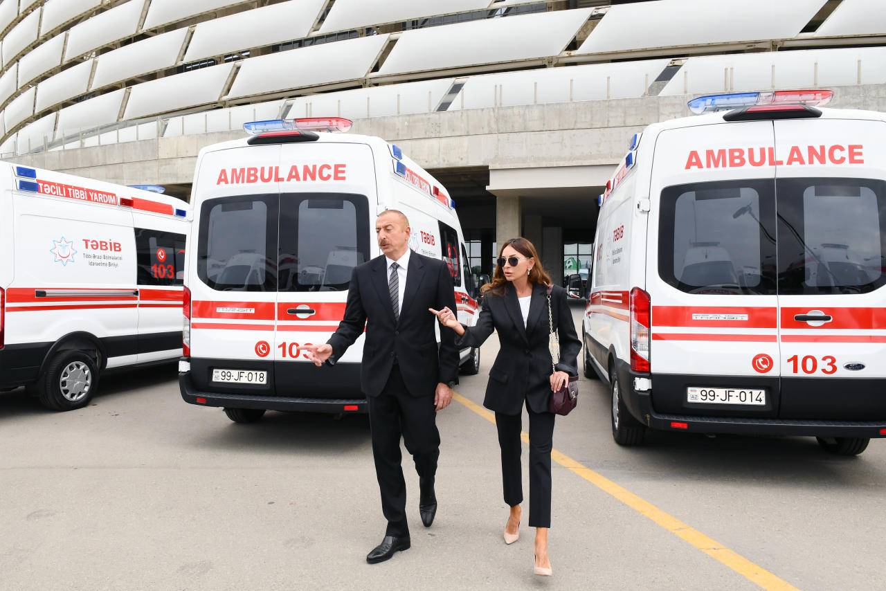 Президент Ильхам Алиев и Первая леди Мехрибан Алиева ознакомились с доставленными в Азербайджан новыми автомобилями скорой медицинской помощи