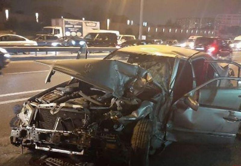 Страшная авария в Баку: труп водителя выбросило из автомобиля