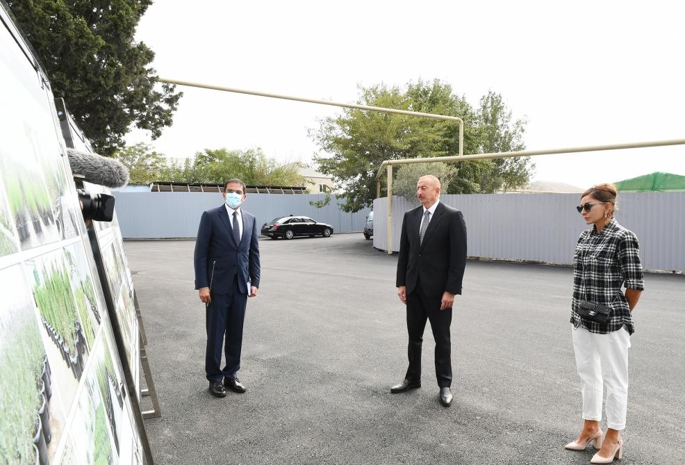 Президент Ильхам Алиев и Первая леди Мехрибан Алиева ознакомились с работами по благоустройству в поселке Балаханы
