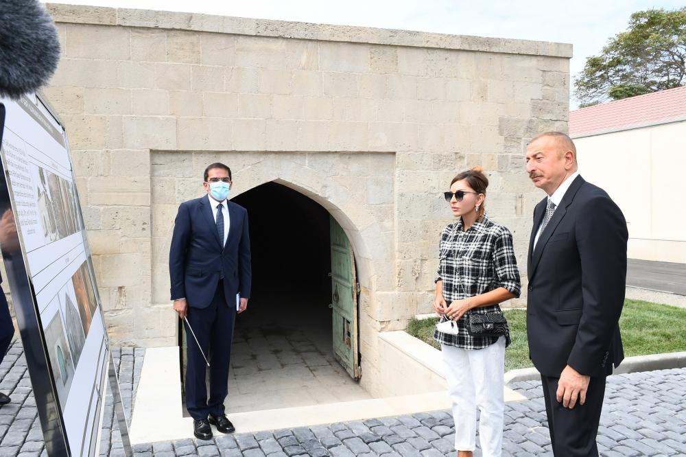 Президент Ильхам Алиев и Первая леди Мехрибан Алиева ознакомились с работами по благоустройству в поселке Балаханы
