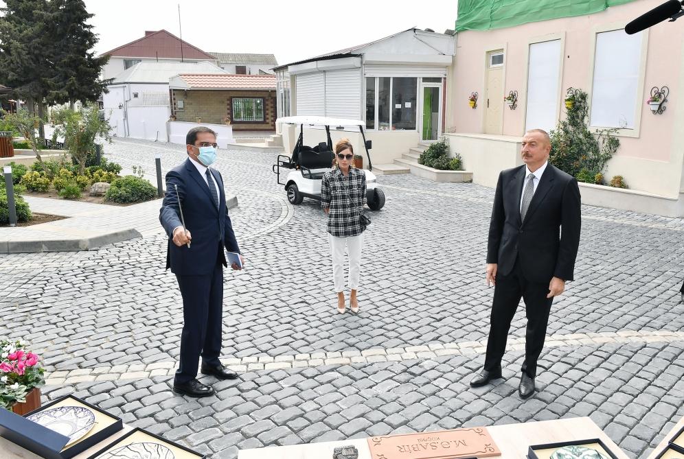 Президент Ильхам Алиев и Первая леди Мехрибан Алиева ознакомились с работами по благоустройству в поселке Балаханы