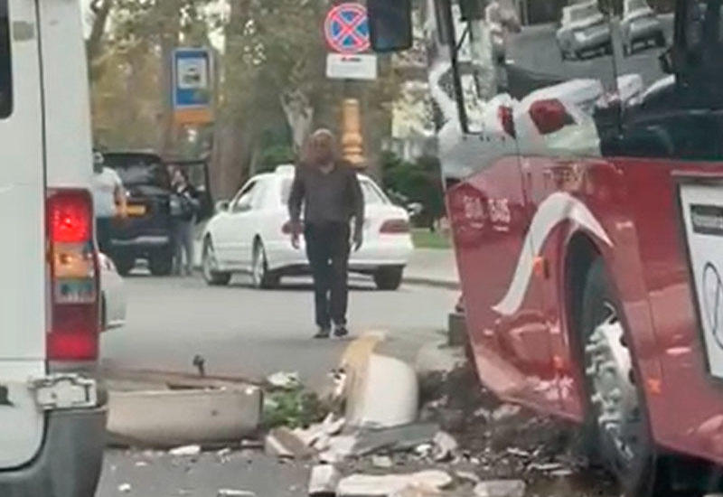В Баку 18-метровый автобус “BakuBus” совершил аварию