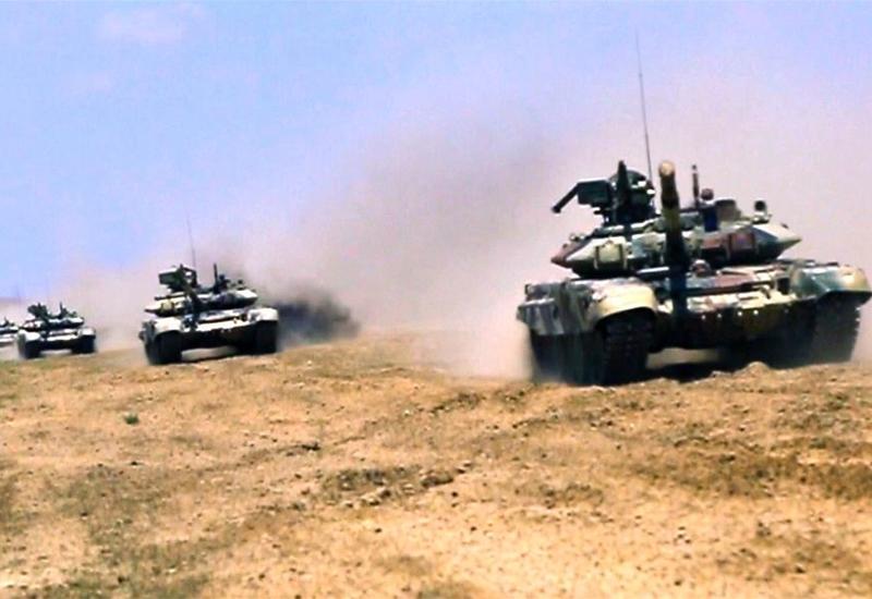Азербайджанские танки и артиллерия заняли огневые позиции