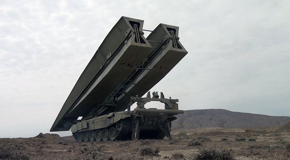 Азербайджанские саперы выполняют задачи по инженерному обеспечению боевых действий