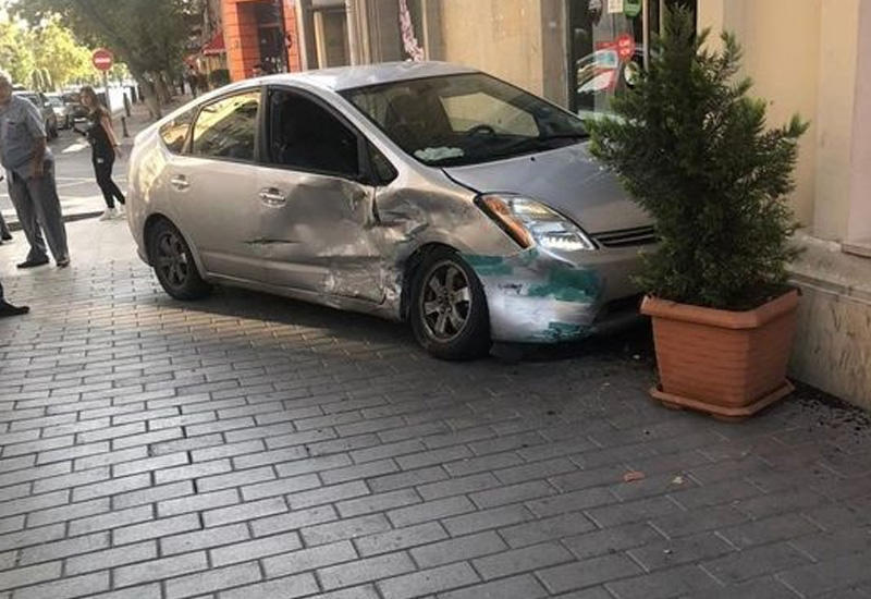 Тяжелое ДТП в Баку: автомобиль врезался в магазин