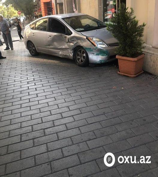 Тяжелое ДТП в Баку: автомобиль врезался в магазин