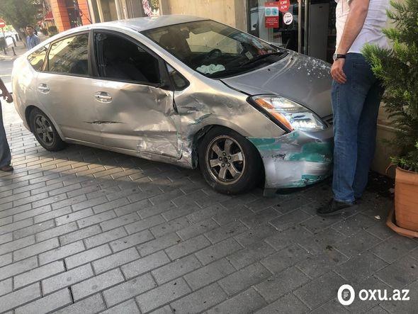 Тяжелое ДТП в Баку: автомобиль врезался в магазин