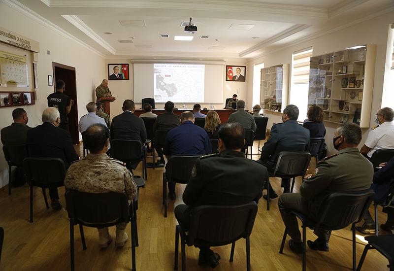 Иностранные военные атташе и представители международных организаций проинформированы о ситуации на линии фронта