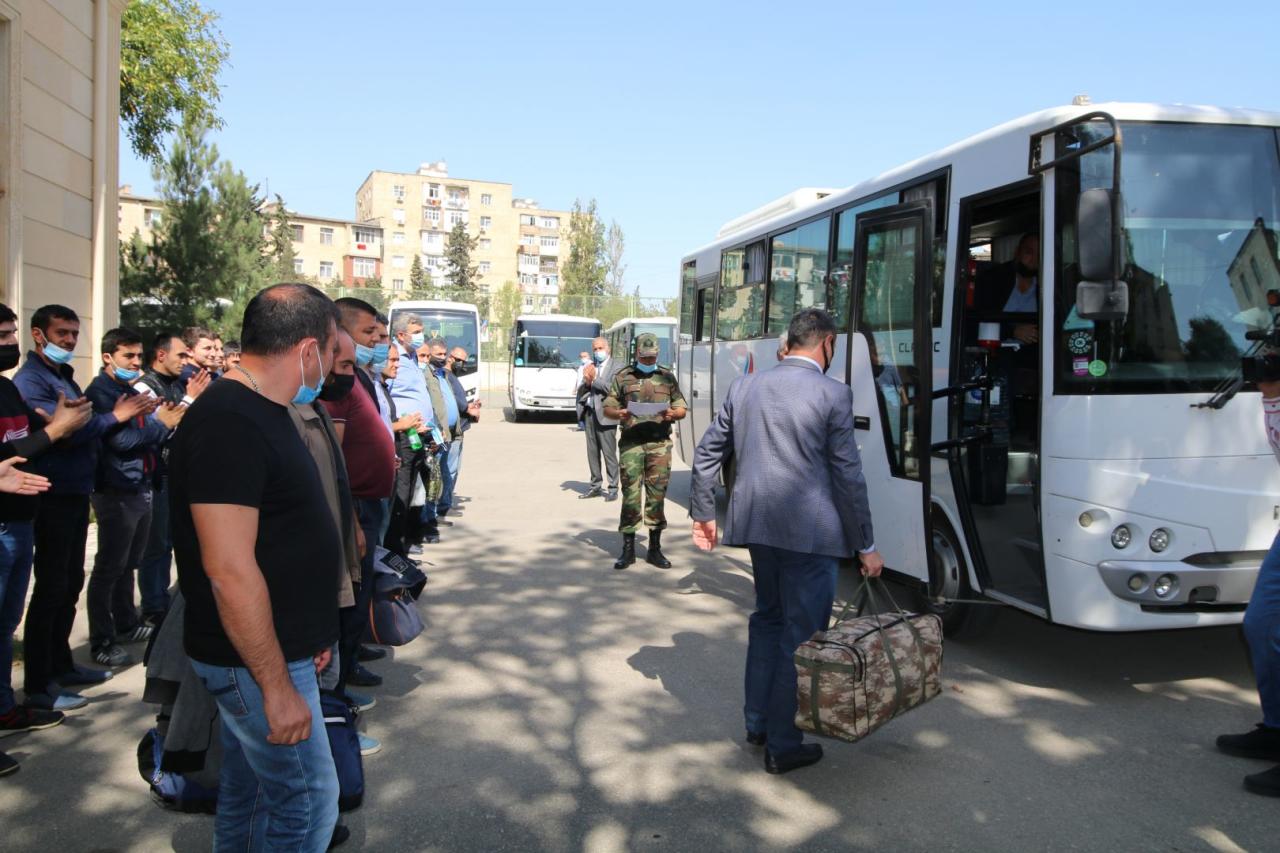 В Азербайджане начались проводы военнообязанных в рамках мобилизации