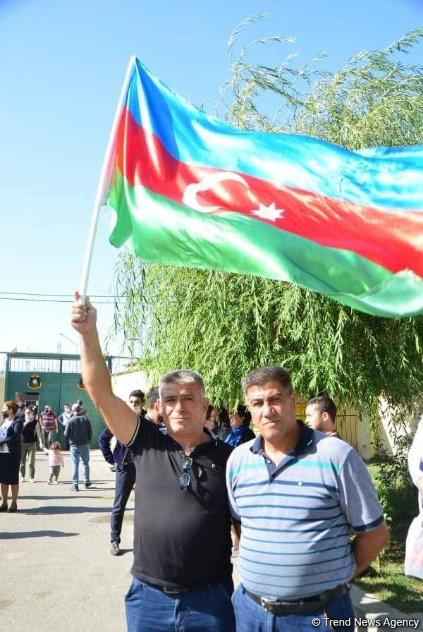 Сотни молодых добровольцев отправились из Бинагади на фронт