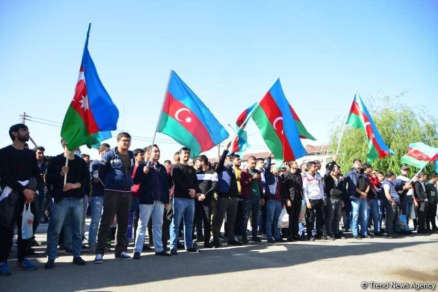 Сотни молодых добровольцев отправились из Бинагади на фронт