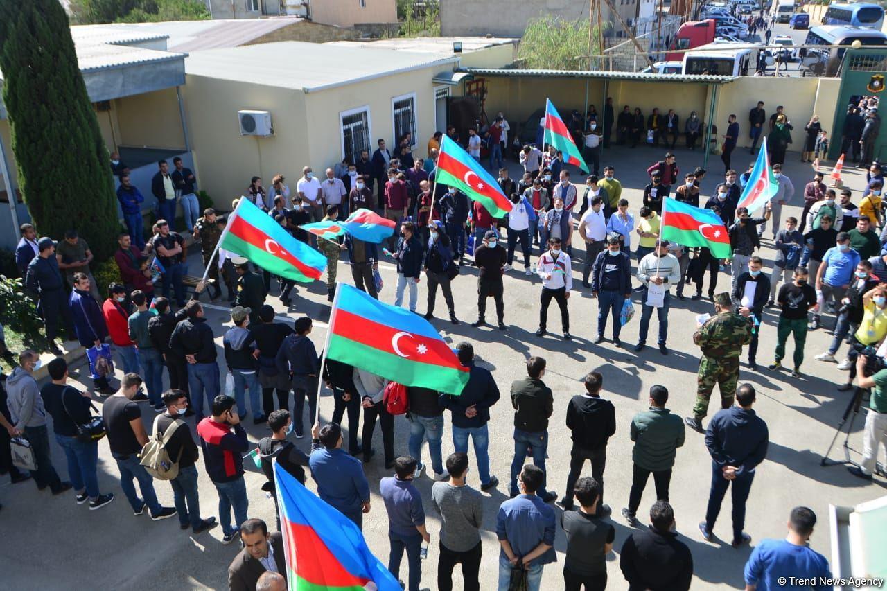 Сотни молодых добровольцев отправились из Бинагади на фронт