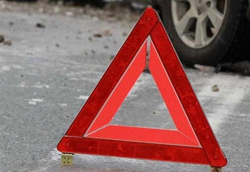 В Баку автомобиль врезался в автобус,