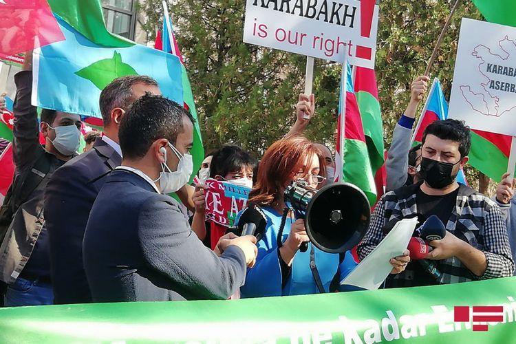 Перед посольством Франции в Турции прошла акция протеста