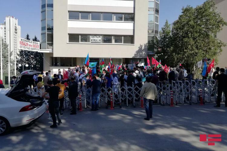 Перед посольством Франции в Турции прошла акция протеста