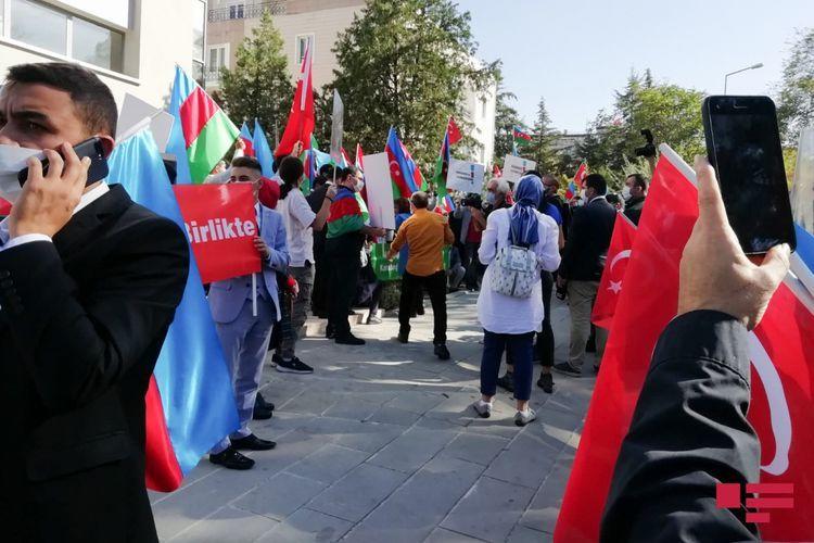Перед посольством Франции в Турции прошла акция протеста