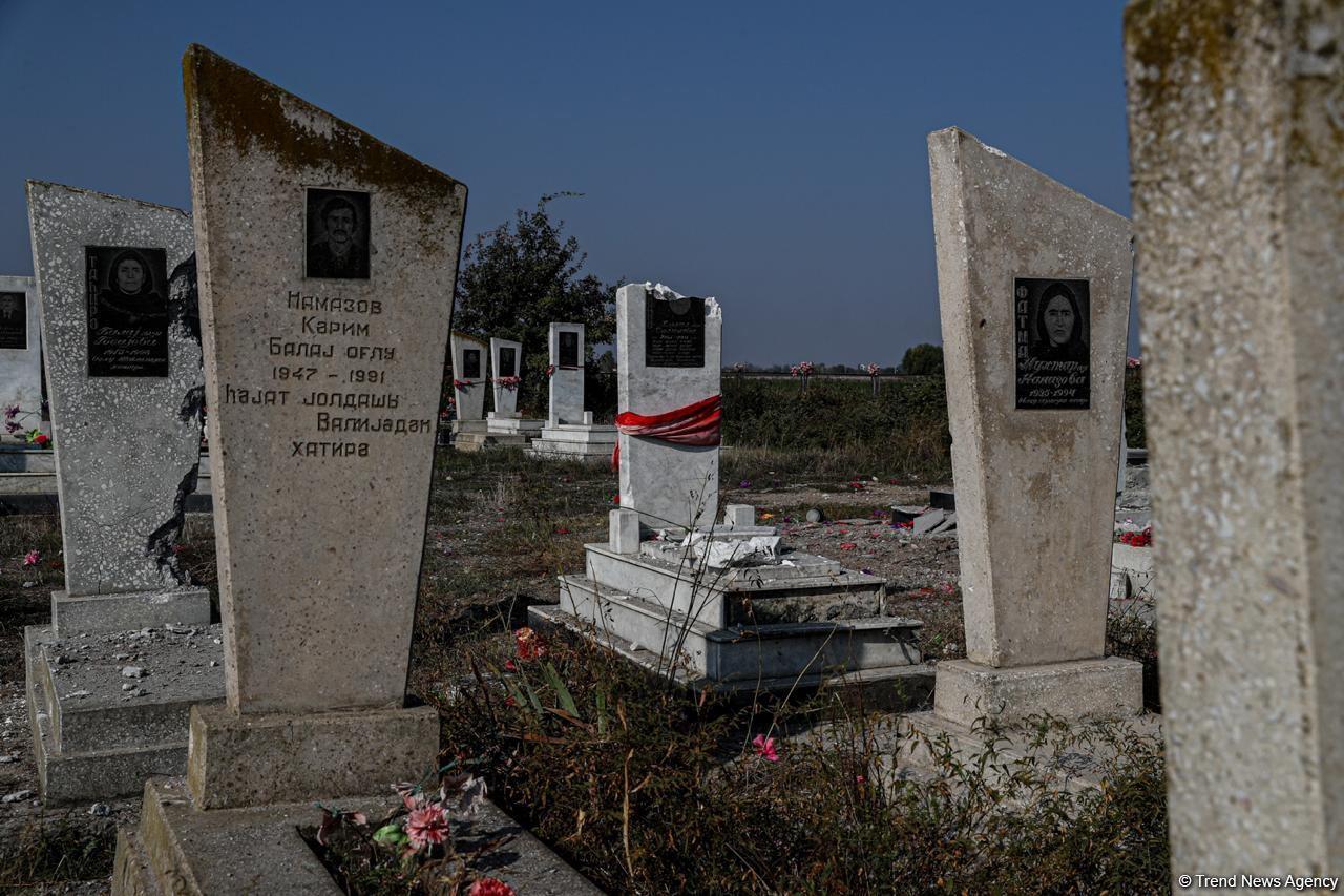 Армяне обстреляли кладбище в Агдаме