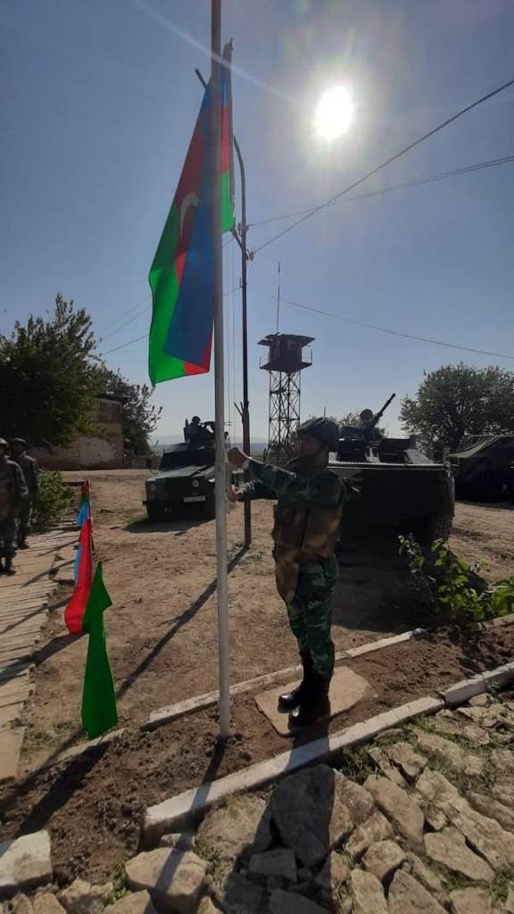 Флаг Азербайджана развевается над пограничными заставами на освобожденных территориях