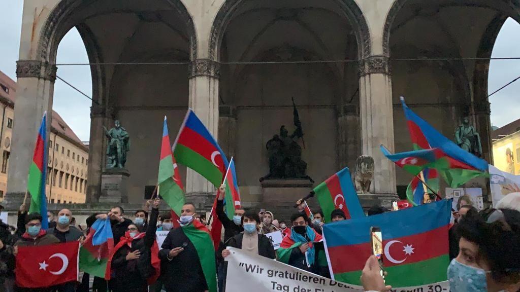 Azərbaycanlılar Münhendə etiraz aksiyası keçirib