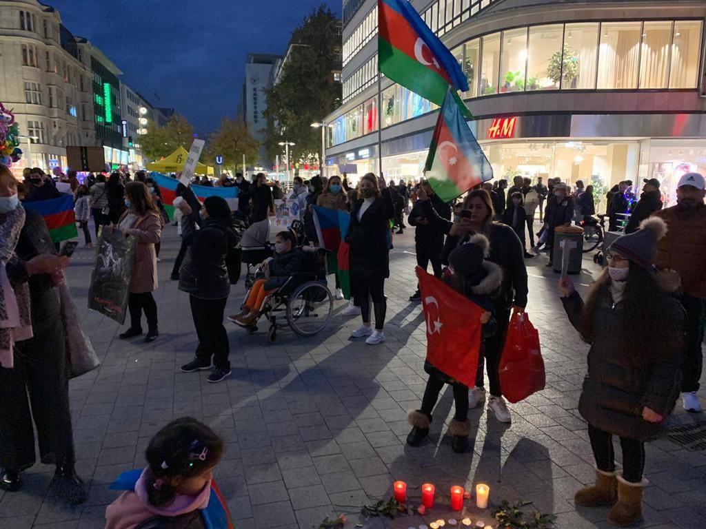 Hannover azərbaycanlıları Gəncə terrorunda həlak olanların xatirəsini yad edib
