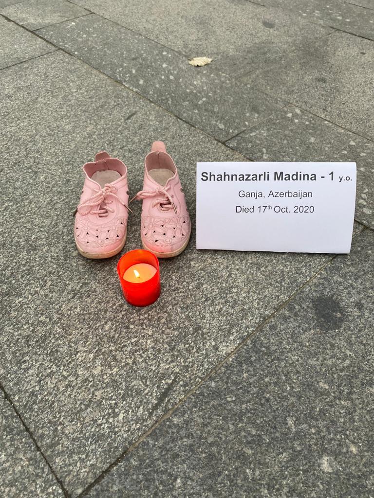 Praqa azərbaycanlı şəhid uşaqların “sahibsiz ayaqqabıları”na şahidlik etdi