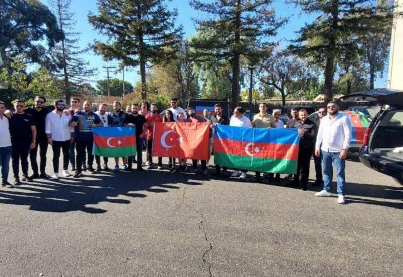 Азербайджанцы провели автопробег в Калифорнии против армянского фашизма в Гяндже