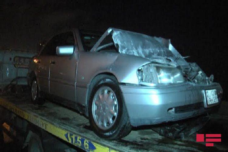 В Баку Mercedes врезался в грузовик, есть пострадавший