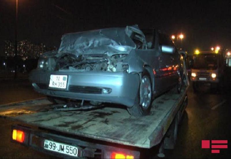 В Баку Mercedes врезался в грузовик, есть пострадавший