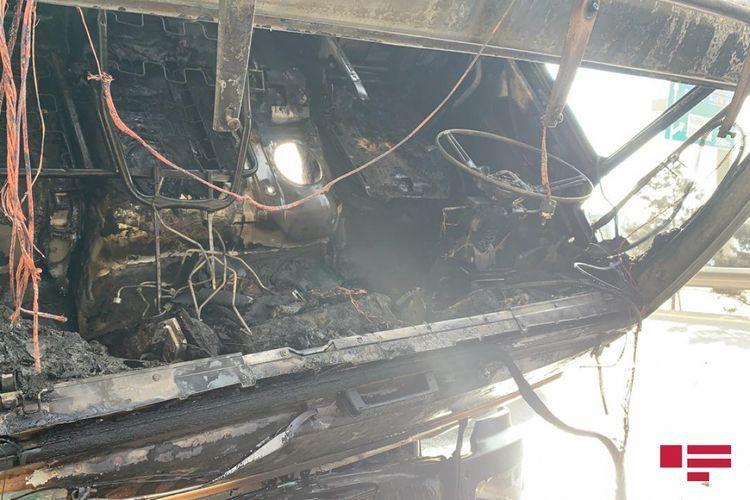 В Баку сгорел эвакуатор, образовалась крупная пробка