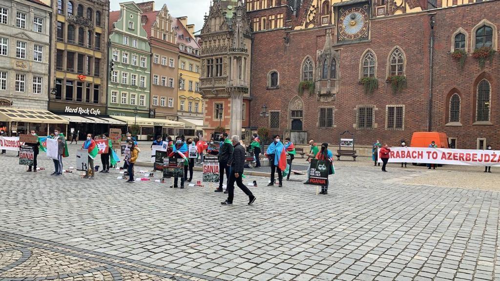 Азербайджанцы Польши провели акцию против армянского фашизма