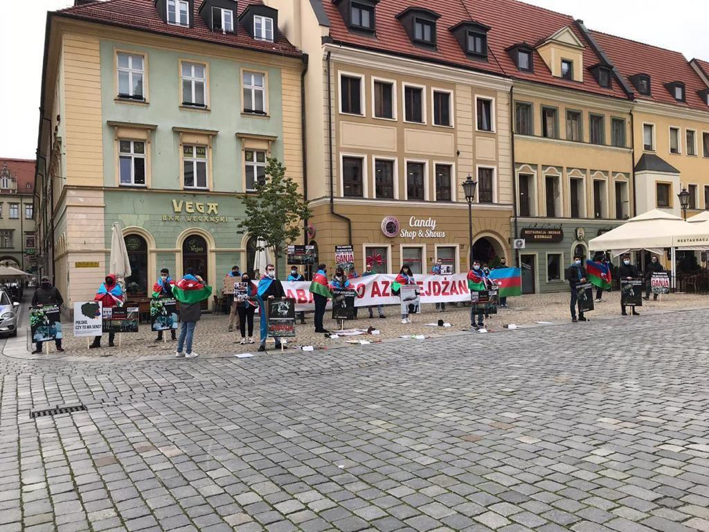 Азербайджанцы Польши провели акцию против армянского фашизма