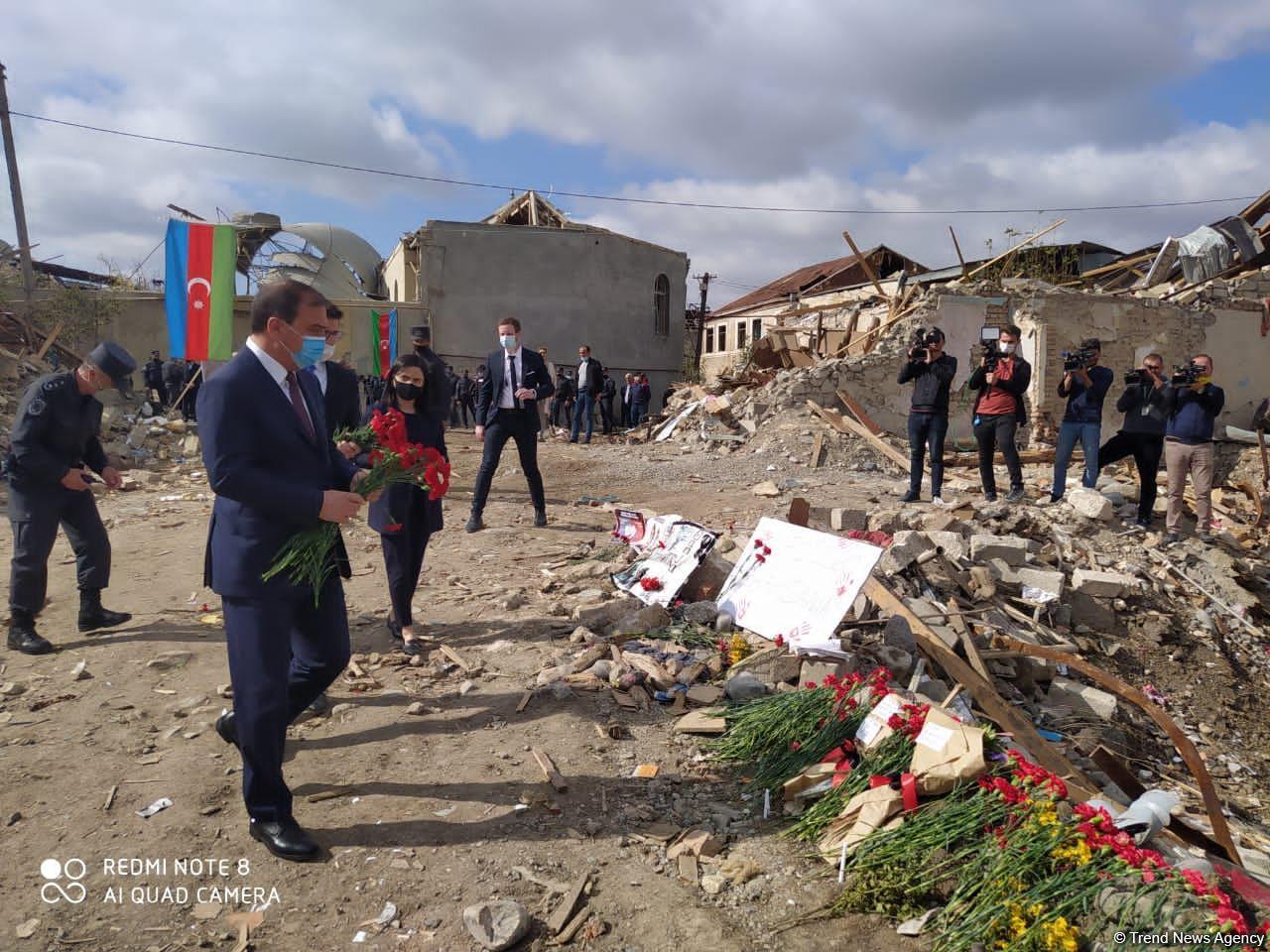 Посол Израиля посетил разрушенные дома в Гяндже