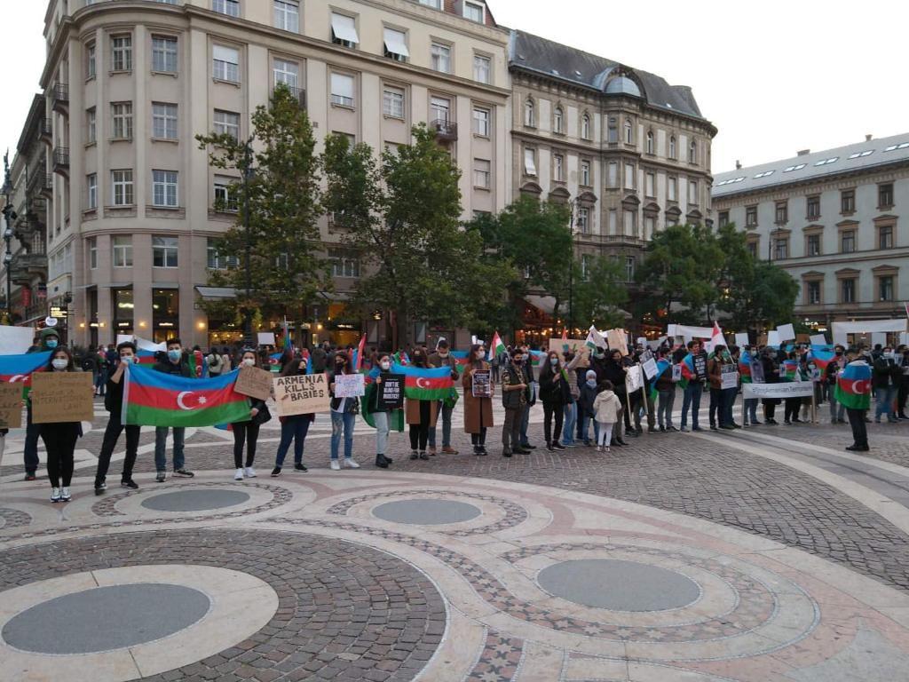 В Венгрии прошла акция против армянского фашизма в Гяндже