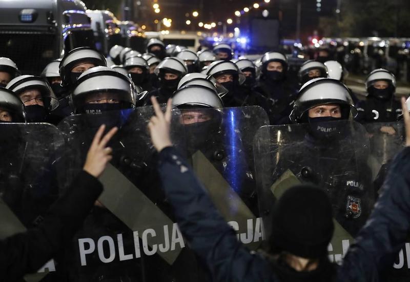 В Неаполе акция протеста против ограничительных мер переросла в столкновения с полицией